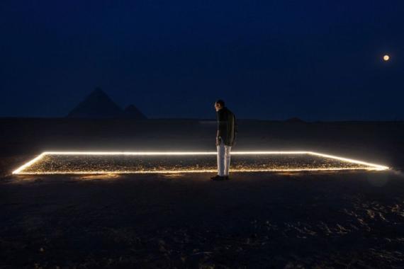 Lichtinstallation vor Pyramiden