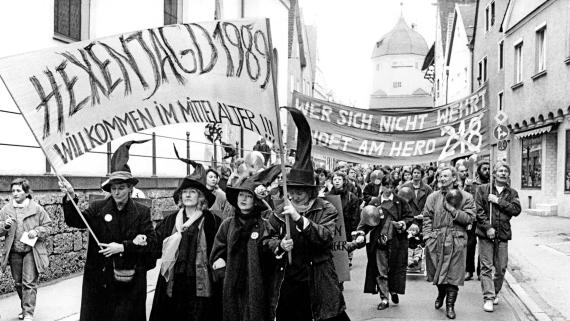 Eine Demonstration der westdeutschen Frauenbewegung gegen den Paragrafen 218 Ende Februar 1989 in Memmingen