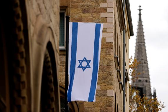 Eine israelische Flagge weht an der Kölner Synagoge in der Roonstraße gegenüber dem Rathenauplatz (12. November 2023).