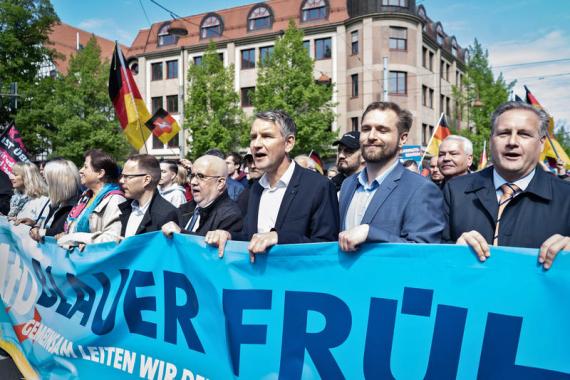 Mitglieder des Thüringer Landesverbandes der AfD, laut Verfassungsschutz seit 2021 ein "erwiesen extremistisches Beobachtungsobjekt", bei einer Demonstration in Erfurt.