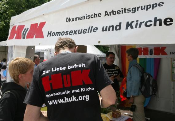 Stand der Ökumenischen Arbeitsgruppe Homosexuelle und Kirche (HuK) auf dem Ausstellungsgelände des 97. Deutschen Katholikentags in Osnabrück am 23. Mai 2008.