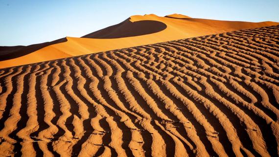 „Der Eindruck der Endlosigkeit und Unbeweglichkeit der Wüste lässt die eigene Lebendigkeit zur Bedeutungslosigkeit schwinden: Demut vor der Gewalt der Natur.“ Unser Foto zeigt die Namib Wüste Namibias.