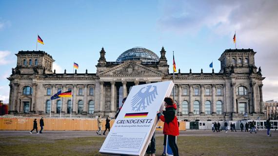 Demonstranten bei der Übergabe einer Petition vor dem Reichstagsgebäude in Berlin.