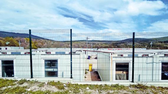 Eingang zum Flüchtlingslager Lipa in Bihać: Die Unterkunft befindet sich in Bosnien, unweit der Grenze des EU-Landes Kroatien. Nur über unbefestigte Feldwege ist es in 750 Metern Höhe erreichbar.