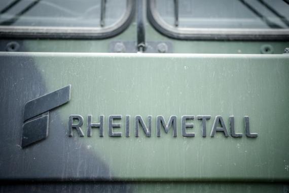 Logo des Rüstungskonzerns Rheinmetall auf einem Militärfahrzeug.