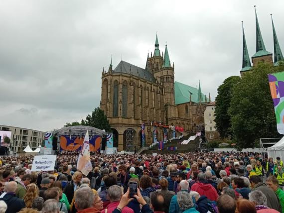 Große Menschengruppe bei einer Veranstaltung des Katholikentages vor dem Erfurter Dom