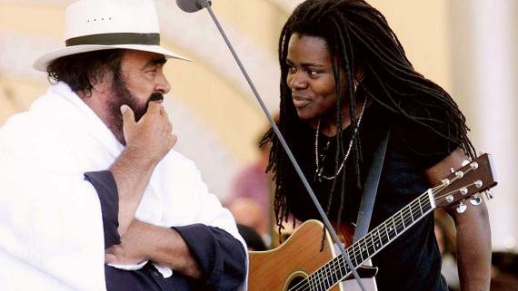 Tracy Chapman und Luciano Pavarotti  bei einer Probe in Modena (Italien) im Jahre 2005.