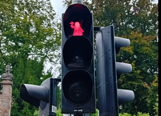 Eine Ampel in Fulda mit weiblichem Priester als Rotlicht