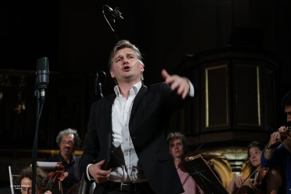 Tenor Benedikt Kristjánsson in einem Konzert mit dem Köthener Bachkollektiv bei den Köthener Bachfesttagen 2024.