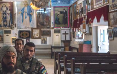 Mitglieder der Sutoro-Miliz während eines Gottesdienstes in Kamischli im Nordosten Syriens. Foto: dpa/ Valeriy Melnikov