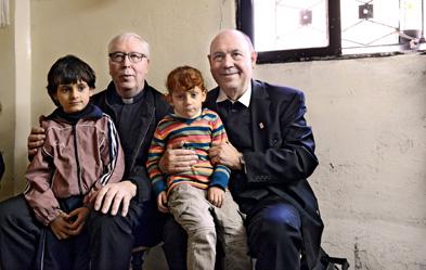 Der Hildesheimer Bischof Norbert Trelle und Nikolaus Schneider, Ratsvorsitzender der EKD, informierten sich über die Lage syrischer Flüchtlinge in Jordanien. Foto: epd / Harald Oppitz