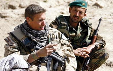 Ein Bundeswehrsoldat zusammen mit einem Soldat der Afghanischen Nationalarmee auf Erkundungsgang. (Foto: dpa/Maurizio Gambarini)