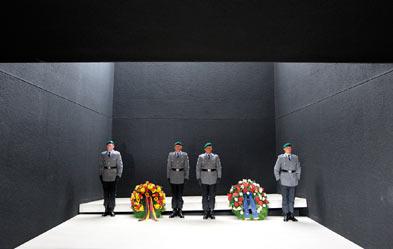 Traditionspflege: Soldaten im Ehrenmal der Bundeswehr in Berlin. (Foto: dpa/ Wolfgang Kumm)