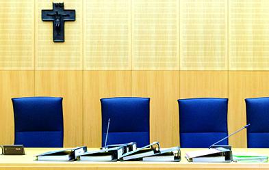 Im Gerichtssaal des Landgerichts Weiden in Bayern. Foto: dpa/Armin Weigel