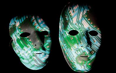 Schön und schaurig anzuschauen: Gesichtsmasken mit elektronischer Platine. Foto: epd/ Alexander Stein