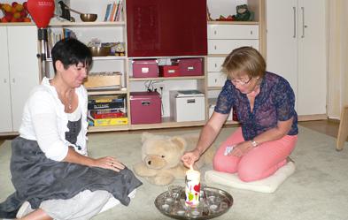 Sabine Waschik (links) und Diakonin Annette Wagner im Zentrum für Kinder- und Jugendarbeit in Hattingen. Foto: Sabine Damaschke
