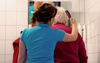 Professionelle Pflege im Heim: für viele Angehörige keine Option. Foto: dpa/Arno Burgi