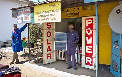Frank Adams (rechts) entwickelt Solar-Heimanlagen und verkauft sie unter der Marke „Mobisol“ in ganz Tansania. Foto: epd/ Tillmann Elliesen