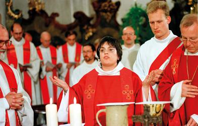 Konstanz, Pfingsten 1996: Angela Berlis leitet das Abendmahl, nachdem sie zuvor zur ersten Priesterin der Alt-Katholischen Kirche geweiht worden war. Foto: epd/ Thomas Lohnes