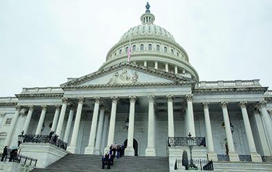 Der Sarg des evangelikalen Predigers Billy Graham wird aus dem Kapitol  in Washington getragen - ein Sinnbild des großen Einflusses der  Evangelikalen auf die US-Politik. Foto: dpa/ Tasos Katopodis