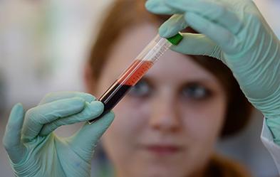 Mit einem Bluttest können werdende Eltern untersuchen, ob ihr Kind an Trisomie 21 erkrankt sein wird. Foto: dpa/ Patrick Seeger