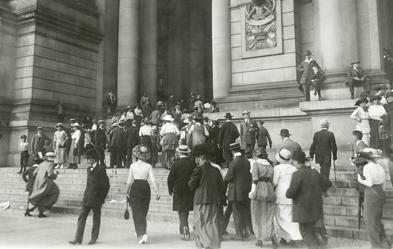 Berliner strömen am 1. August 1914 zu einem Bittgottesdienst im Dom. Foto: akg-images