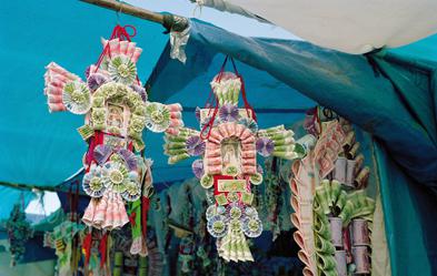 Kreativer Umgang mit (Spiel-)Geld: Kunsthandwerk auf dem Alasitas-Markt im peruanischen Puno. Foto: akg-images/ Aurélia Frey