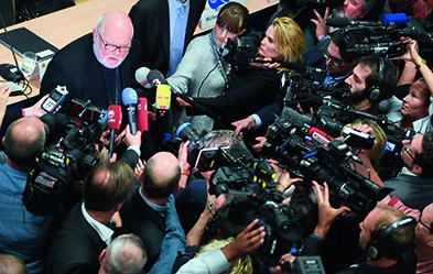 Reinhard Kardinal Marx vor Medienleuten nach der Vorstellung der Missbrauchsstudie Ende September in Fulda. Foto: dpa/ Arne Dedert