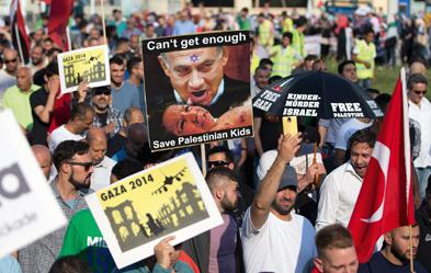 Berlin im Juli: Demonstration gegen die israelische Kriegsführung in Gaza. Foto: dpa/ Hannibal Hanschke
