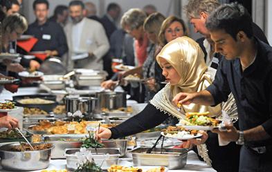 In der Mevlana-Moschee in Delmenhorst begehen Muslime und Christen gemeinsam nach dem feierlichen Beginn des Fastenmonats Ramadan am Abend das Fastenbrechen. Foto: dpa / Ingo Wagner