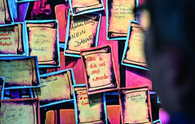 „Thesentür“ auf der Leipziger Buchmesse 2017. Die Besucher waren aufgefordert, auf die Frage zu antworten: „Wofür würdest Du geradestehen?“ Foto: epd/ Jens Schulze