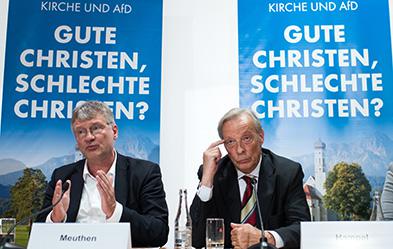 Die AfD-Politiker Jörg Meuthen (links) und Armin-Paul Hampel während einer Pressekonferenz im Mai 2017 zum Umgang der Kirchen mit der AfD. Foto: dpa/ Bernd von Jutrczenka
