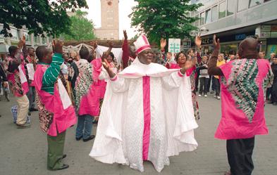 Nigerianische Christen singen in der Fußgängerzone vor dem Stuttgarter Hauptbahnhof. Foto: dpa/ Wolf-Dieter Weiflbach