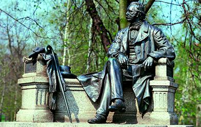 Theodor Fontane: Das Denkmal zeigt ihn in seiner Geburtsstadt Neuruppin. Foto: akg-images