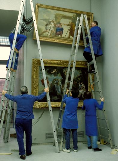 Louvre 1989: Hängung des Gemäldes „Die Rückkehr des Tobias“ von Eustache Le Sueur. Tobias ist der Patron der Pilger und der Reisenden, aber auch der Augenleidenden. Foto: akg-images / cda / Guillemot