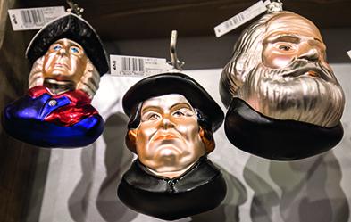 Luther und Marx als Ware - das hätte beiden kaum gefallen. Foto: dpa/ Frank Rumpenhorst
