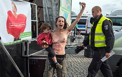 Protest gegen Abtreibungsgegner am Rande des „Marsches für das Leben“ in Berlin, 2018. Foto: epd/ Christian Ditsch