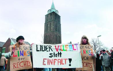 Mitglieder der evangelischen Kirche in Minden demonstrieren gegen Neonazis. Foto: epd/ Friedrich Stark