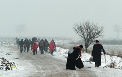 Flüchtlinge auf dem Weg von Mazedonien nach Serbien. Foto: dpa/ Djordje Savic