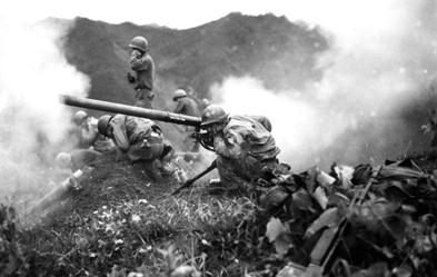 Kanonendonner führte nicht nur im Korea-Krieg zu Hörschäden bei den Soldaten. Foto: akg-images
