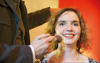 Beim Blindenfestival in Berlin im Juni 2012 lässt sich Hannah Reuter, eine von Geburt an blinde Sprachwissenschaftlerin, beim Schminkkurs für Blinde Make-up auflegen. Foto: epd/Rolf Zöllner