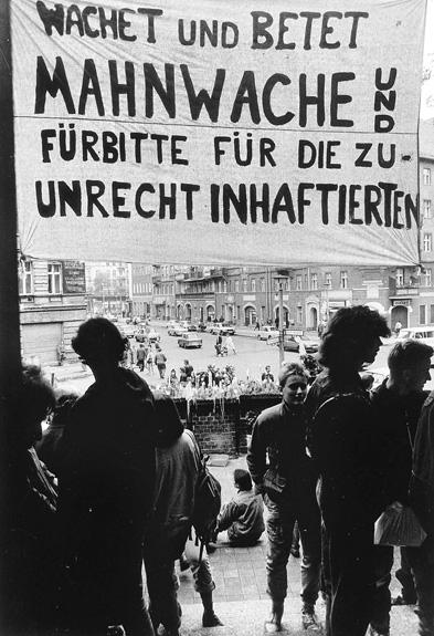 Mahnwache in der Berliner Gethsemanekirche am 9. Oktober 1989. Foto: dpa / Bernd Bohm