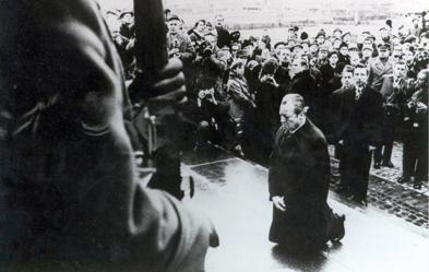 Wirkmächtiges Symbol: Der Kniefall des damaligen Bundeskanzlers Willy Brandt vor dem Ehrenmal der Helden des Ghettos in Warschau am 7. Dezember 1970. Foto: epd/ Keystone