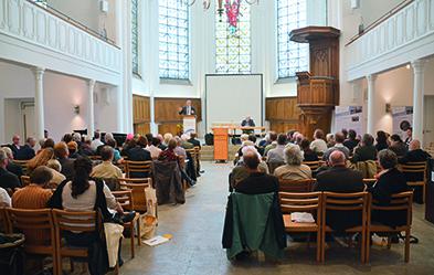 Stadtkirche Moers: Martin Engels erstattet den Bericht des Moderamens. Foto: Reformierter Bund