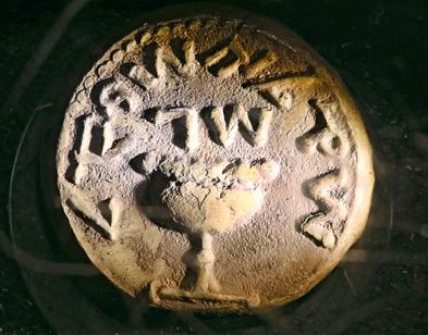 Münzen aus biblischer Zeit: Silberner Schekel, erstes Jahrhundert n. Chr. Foto: epd/ Thomas Rohnke