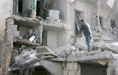 Nach einem Bombenangriff auf Aleppo/Syrien im Februar 2014. Foto: dpa/ Mustafa Sultan