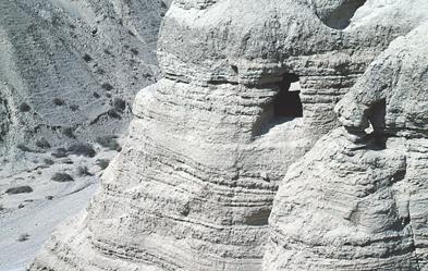 Die Höhlen von Qumran am Toten Meer. Hier wurden von 1947 bis 1956 die bislang ältesten bekannten Bibelhandschriften gefunden. Foto: epd/ Norbert Neetz