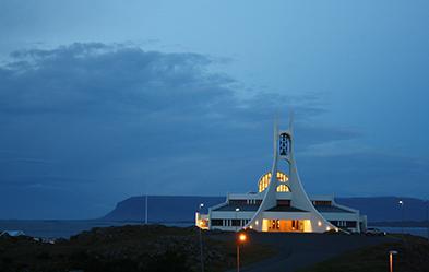Die eindrucksvolle evangelische Kirche in Stykkishólmur im Westen Islands.