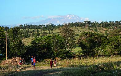 Der Kilimandscharo ist mit 5.895 Metern das höchste Bergmassiv Afrikas. Im 19. Jahrhundert kamen europäische Missionare hierher und gründeten Kirchen. Eine davon ist heute die Evangelisch-Lutherische Kirche in Tansania.