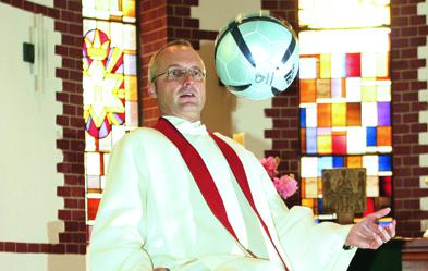 Bewegende Andacht: Pfarrer Jörn de Jäger bei einer Kurzpredigt während einer Fußballeuropameisterschaft.  Foto: epd/ Stephan Wallocha